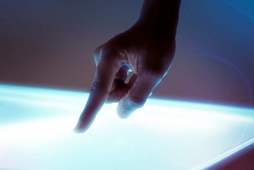 Mano interactuando con una pantalla digital transparente